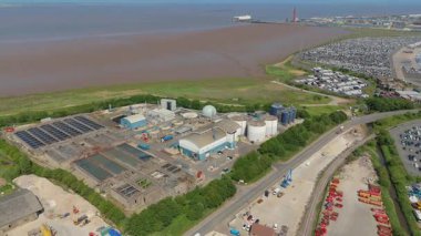 İngiltere 'nin Grimsby kentindeki dev Anglikan su arıtma tesisi, gri su arıtma tesisi ve temiz içme suyu, depolama siloları ve boru hattının havadan görünüşü.