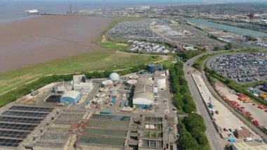 İngiltere 'nin Grimsby kentindeki dev Anglikan su arıtma tesisi, gri su arıtma tesisi ve temiz içme suyu, depolama siloları ve boru hattının havadan görünüşü.