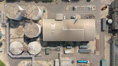 İngiltere 'nin Grimsby kentindeki dev Anglikan su arıtma tesisi, gri su arıtma tesisi ve temiz içme suyu, depolama siloları ve boru hattının havadan görünüşü.