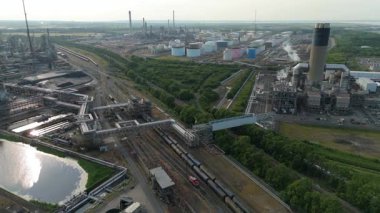 Petrol rafinerisi, yakıt depolama depoları, gaz fişekleri ve Immingham İngiltere 'deki büyük sanayi bölgesindeki bacaların insansız hava aracı görüntüsü.