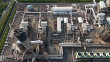 Petrol rafinerisi, yakıt depolama depoları, gaz fişekleri ve Immingham İngiltere 'deki büyük sanayi bölgesindeki bacaların insansız hava aracı görüntüsü.