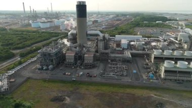 Petrol rafinerisi, yakıt depolama depoları, gaz fişekleri ve Immingham İngiltere 'deki büyük sanayi bölgesindeki bacaların insansız hava aracı görüntüsü.