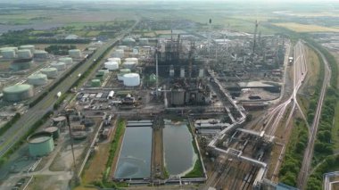 Petrol rafinerisi, yakıt depolama depoları, gaz fişekleri ve Immingham İngiltere 'deki büyük sanayi bölgesindeki bacaların insansız hava aracı görüntüsü.