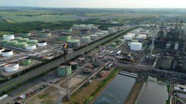 Petrol rafinerisi, yakıt depolama depoları, gaz fişekleri ve Immingham İngiltere 'deki büyük sanayi bölgesindeki bacaların insansız hava aracı görüntüsü.