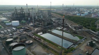 Petrol rafinerisi, yakıt depolama depoları, gaz fişekleri ve Immingham İngiltere 'deki büyük sanayi bölgesindeki bacaların insansız hava aracı görüntüsü.