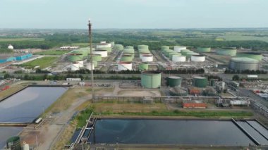 Sıvılaştırılmış Petrol Benzini LPG yakıt depolama siloları, Birleşik Krallık 'ın endüstriyel limanı Immingham' ın havadan görüntüsü