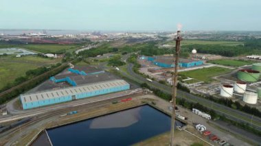 Sıvılaştırılmış Petrol Benzini LPG yakıt depolama siloları, Birleşik Krallık 'ın endüstriyel limanı Immingham' ın havadan görüntüsü