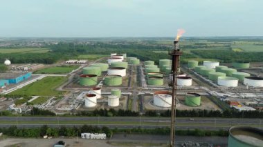 Sıvılaştırılmış Petrol Benzini LPG yakıt depolama siloları, Birleşik Krallık 'ın endüstriyel limanı Immingham' ın havadan görüntüsü