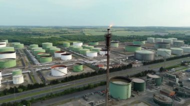 Sıvılaştırılmış Petrol Benzini LPG yakıt depolama siloları, Birleşik Krallık 'ın endüstriyel limanı Immingham' ın havadan görüntüsü