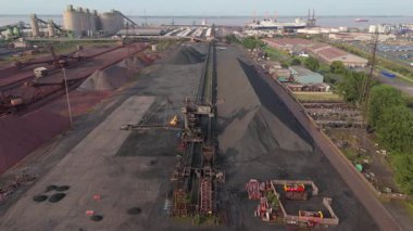 Devasa kömür ve demir cevheri depolama deposunun hava aracı görüntüsü, ithalat için sanayi ve yükleme siloları. Immingham Limanı, Birleşik Krallık. bitki lojistiği.