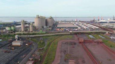 Devasa kömür ve demir cevheri depolama deposunun hava aracı görüntüsü, ithalat için sanayi ve yükleme siloları. Immingham Limanı, Birleşik Krallık. bitki lojistiği.