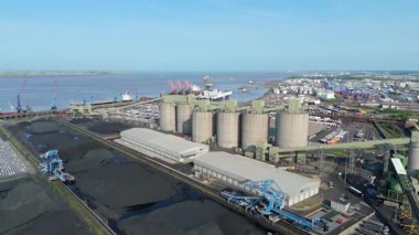 Devasa kömür ve demir cevheri depolama deposunun hava aracı görüntüsü, ithalat için sanayi ve yükleme siloları. Immingham Limanı, Birleşik Krallık. bitki lojistiği.