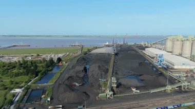 Devasa kömür ve demir cevheri depolama deposunun hava aracı görüntüsü, ithalat için sanayi ve yükleme siloları. Immingham Limanı, Birleşik Krallık. bitki lojistiği.
