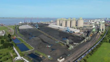 Devasa kömür ve demir cevheri depolama deposunun hava aracı görüntüsü, ithalat için sanayi ve yükleme siloları. Immingham Limanı, Birleşik Krallık. bitki lojistiği.