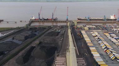 Devasa kömür ve demir cevheri depolama deposunun hava aracı görüntüsü, ithalat için sanayi ve yükleme siloları. Immingham Limanı, Birleşik Krallık. bitki lojistiği.