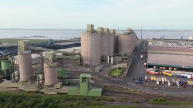 Devasa kömür ve demir cevheri depolama deposunun hava aracı görüntüsü, ithalat için sanayi ve yükleme siloları. Immingham Limanı, Birleşik Krallık. bitki lojistiği.