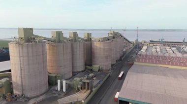 Devasa kömür ve demir cevheri depolama deposunun hava aracı görüntüsü, ithalat için sanayi ve yükleme siloları. Immingham Limanı, Birleşik Krallık. bitki lojistiği.