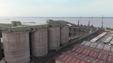 Devasa kömür ve demir cevheri depolama deposunun hava aracı görüntüsü, ithalat için sanayi ve yükleme siloları. Immingham Limanı, Birleşik Krallık. bitki lojistiği.