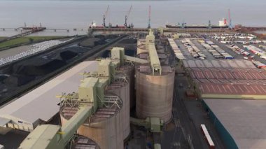 Devasa kömür ve demir cevheri depolama deposunun hava aracı görüntüsü, ithalat için sanayi ve yükleme siloları. Immingham Limanı, Birleşik Krallık. bitki lojistiği.