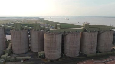 Devasa kömür ve demir cevheri depolama deposunun hava aracı görüntüsü, ithalat için sanayi ve yükleme siloları. Immingham Limanı, Birleşik Krallık. bitki lojistiği.