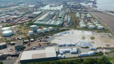Sıvılaştırılmış Petrol Benzini LPG yakıt depolama siloları, Birleşik Krallık 'ın endüstriyel limanı Immingham' ın havadan görüntüsü