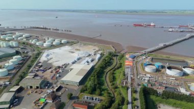 Sıvılaştırılmış Petrol Benzini LPG yakıt depolama siloları, Birleşik Krallık 'ın endüstriyel limanı Immingham' ın havadan görüntüsü