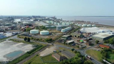 Sıvılaştırılmış Petrol Benzini LPG yakıt depolama siloları, Birleşik Krallık 'ın endüstriyel limanı Immingham' ın havadan görüntüsü
