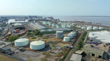 Sıvılaştırılmış Petrol Benzini LPG yakıt depolama siloları, Birleşik Krallık 'ın endüstriyel limanı Immingham' ın havadan görüntüsü