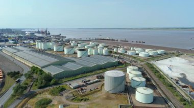 Sıvılaştırılmış Petrol Benzini LPG yakıt depolama siloları, Birleşik Krallık 'ın endüstriyel limanı Immingham' ın havadan görüntüsü