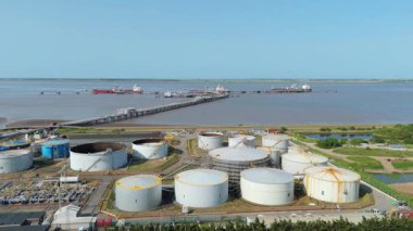 Sıvılaştırılmış Petrol Benzini LPG yakıt depolama siloları, Birleşik Krallık 'ın endüstriyel limanı Immingham' ın havadan görüntüsü