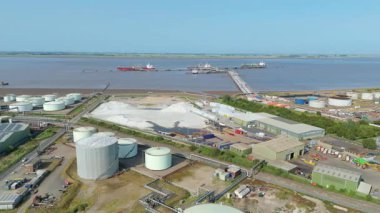 Sıvılaştırılmış Petrol Benzini LPG yakıt depolama siloları, Birleşik Krallık 'ın endüstriyel limanı Immingham' ın havadan görüntüsü