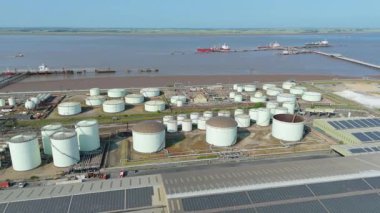 Sıvılaştırılmış Petrol Benzini LPG yakıt depolama siloları, Birleşik Krallık 'ın endüstriyel limanı Immingham' ın havadan görüntüsü