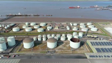 Sıvılaştırılmış Petrol Benzini LPG yakıt depolama siloları, Birleşik Krallık 'ın endüstriyel limanı Immingham' ın havadan görüntüsü