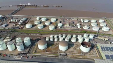 Sıvılaştırılmış Petrol Benzini LPG yakıt depolama siloları, Birleşik Krallık 'ın endüstriyel limanı Immingham' ın havadan görüntüsü