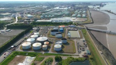 Sıvılaştırılmış Petrol Benzini LPG yakıt depolama siloları, Birleşik Krallık 'ın endüstriyel limanı Immingham' ın havadan görüntüsü