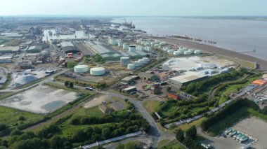 Sıvılaştırılmış Petrol Benzini LPG yakıt depolama siloları, Birleşik Krallık 'ın endüstriyel limanı Immingham' ın havadan görüntüsü