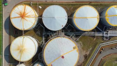 Sıvılaştırılmış Petrol Benzini LPG yakıt depolama siloları, Birleşik Krallık 'ın endüstriyel limanı Immingham' ın havadan görüntüsü