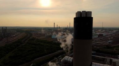 Baca yığınları, soğutma kuleleri ve türbinleri, enerji üretimi kömür ateşlenmesi ve gaz yakıtlı elektrik ve İngiltere 'nin fosil yakıtları ile büyük bir enerji santralinin havadan görüntüsü.