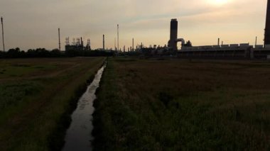 Baca yığınları, soğutma kuleleri ve türbinleri, enerji üretimi kömür ateşlenmesi ve gaz yakıtlı elektrik ve İngiltere 'nin fosil yakıtları ile büyük bir enerji santralinin havadan görüntüsü.