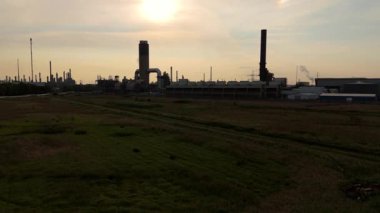 Baca yığınları, soğutma kuleleri ve türbinleri, enerji üretimi kömür ateşlenmesi ve gaz yakıtlı elektrik ve İngiltere 'nin fosil yakıtları ile büyük bir enerji santralinin havadan görüntüsü.