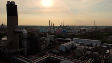 Baca yığınları, soğutma kuleleri ve türbinleri, enerji üretimi kömür ateşlenmesi ve gaz yakıtlı elektrik ve İngiltere 'nin fosil yakıtları ile büyük bir enerji santralinin havadan görüntüsü.