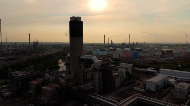 Baca yığınları, soğutma kuleleri ve türbinleri, enerji üretimi kömür ateşlenmesi ve gaz yakıtlı elektrik ve İngiltere 'nin fosil yakıtları ile büyük bir enerji santralinin havadan görüntüsü.