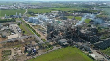 Petrol rafinerisi, yakıt depolama depoları, gaz fişekleri ve Immingham İngiltere 'deki büyük sanayi bölgesindeki bacaların insansız hava aracı görüntüsü.