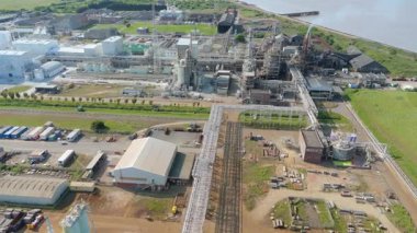 Petrol rafinerisi, yakıt depolama depoları, gaz fişekleri ve Immingham İngiltere 'deki büyük sanayi bölgesindeki bacaların insansız hava aracı görüntüsü.