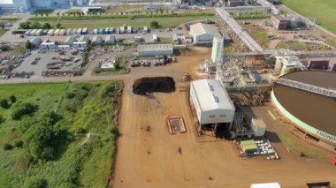 Petrol rafinerisi, yakıt depolama depoları, gaz fişekleri ve Immingham İngiltere 'deki büyük sanayi bölgesindeki bacaların insansız hava aracı görüntüsü.