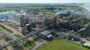 Petrol rafinerisi, yakıt depolama depoları, gaz fişekleri ve Immingham İngiltere 'deki büyük sanayi bölgesindeki bacaların insansız hava aracı görüntüsü.