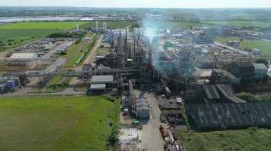 Petrol rafinerisi, yakıt depolama depoları, gaz fişekleri ve Immingham İngiltere 'deki büyük sanayi bölgesindeki bacaların insansız hava aracı görüntüsü.