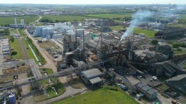 Petrol rafinerisi, yakıt depolama depoları, gaz fişekleri ve Immingham İngiltere 'deki büyük sanayi bölgesindeki bacaların insansız hava aracı görüntüsü.