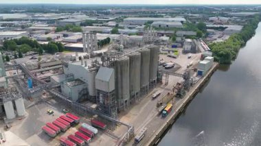 Sıvılaştırılmış Petrol Benzini LPG yakıt depolama siloları, Birleşik Krallık 'ın endüstriyel limanı Immingham' ın havadan görüntüsü