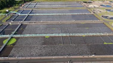 Büyük endüstriyel atık su arıtma tesisi, atık su tankları ve temizleyiciler, Severn Trent tesisi, Minworth Birmingham Birleşik Krallık